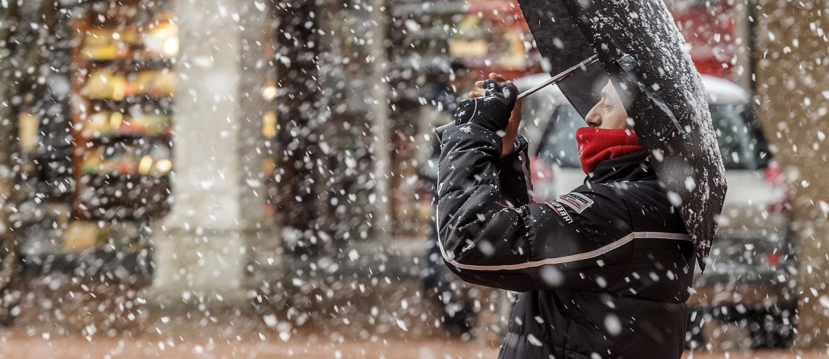 W najbliższych dniach pogoda raczej nie będzie nam sprzyjać. Nad Polskę nadciągną gęste chmury, z których popada deszcz i deszcz połączony ze śniegiem, a w górach śnieg. Dobra wiadomość jest taka, że termometry w ciągu dnia nadal będą wskazywać dodatnie wartości. Noce będą jednak wyraźnie chłodniejsze, chwyci mróz. Synoptycy ostrzegają też, że w środę mocno powieje, w porywach nawet do 90 kilometrów na godzinę. 