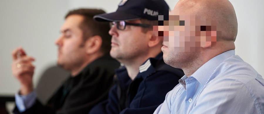 "Nigdy nie brałem narkotyków. Może ktoś dosypał mi czegoś wcześniej do drinka na imprezie'" - to linia obrony Artura W., którego proces ruszył dziś w Gdańsku. 40-latek o pseudonimie "Wolv", który nigdy nie miał prawa jazdy, jest oskarżony o spowodowanie tragicznego wypadku. Jego auto zepchnęło inny samochód na ścieżkę rowerową. Zginęła jadąca rowerem kobieta. Kolejnych dwoje rowerzystów zostało rannych. 