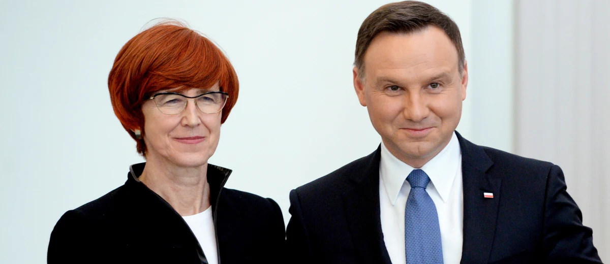 „To najlepszy wzorzec, że państwo pomaga rodzinom w wychowaniu dzieci i daje im wsparcie” - powiedział prezydent Andrzej Duda, podpisując ustawę wprowadzającą program "Rodzina 500 plus". Świadczenia wychowawcze w wysokości 500 zł wypłacane będą na drugie i kolejne dziecko w rodzinie. W przypadku rodzin z jednym dzieckiem, trzeba będzie spełniać kryterium dochodowe.  
