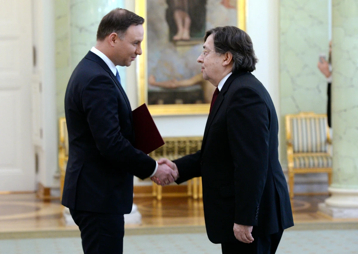 Prof. Marek Zirk-Sadowski odebrał z rąk prezydenta Andrzeja Dudy akt powołania na stanowisko prezesa Naczelnego Sądu Administracyjnego. Wręczając nominację, prezydent zaapelował o podjęcie działań, które doprowadzą do skrócenia czasu rozstrzygania spraw przed NSA.