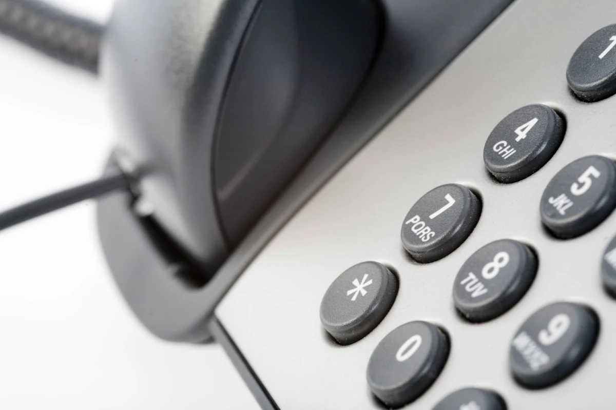 "Uprzejmie informuję, że obniżamy państwu abonament za telefon stacjonarny"- w ten sposób spółka Novum prezentowała swoją ofertę. Konsultanci tak prowadzili rozmowy, aby konsument był przekonany o tym, że rozmawia z przedstawicielem dotychczasowego operatora, dlatego zgadzał się na nowe warunki - informuje UOKiK. Kara finansowa za wprowadzanie w błąd wyniosła ponad 481 tys. zł.