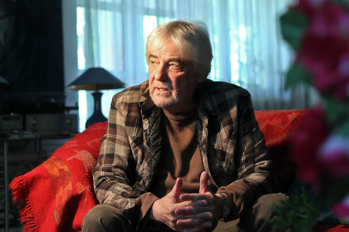 "Żuławski był artystą romantyczno-fermentującym, bardzo intuicyjnym, histerycznym, idącym na bardzo silne emocje, na babranie się w bebechach najciemniejszych stron człowieka. To nie są polskie tematy" - mówi w rozmowie z reporterką RMF FM rektor PWSTiF w Łodzi, w odpowiedzi na pytanie, dlaczego zmarły w nocy reżyser był bardziej doceniany w Polsce niż za granicą. "Ja się go trochę bałem - miałem lęk przed nim, natomiast absolutnie nie mam lęku przed jego filmami" - dodaje. 