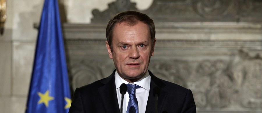 Szef Rady Europejskiej Donald Tusk ostrzegł, że przed czwartkowym unijnym szczytem porozumienie z Wielką Brytanią nie jest jeszcze przesądzone. "Po moich konsultacjach z ostatnich godzin muszę uczciwie przyznać: nadal nie ma gwarancji, że osiągniemy porozumienie" - twierdzi były polski premier. "Różnimy się w pewnych kwestiach politycznych i jestem w pełni świadomy, że trudno będzie różnice pokonać. Dlatego namawiam, byście pozostali konstruktywni" - zaapelował.