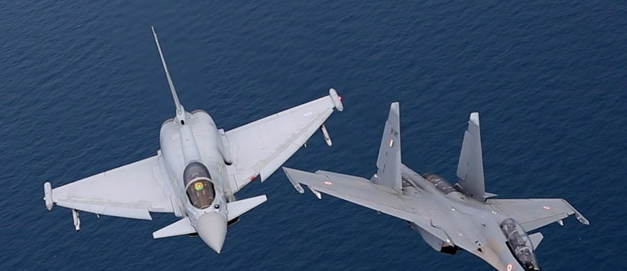 Dwa myśliwce Typhoon brytyjskich Królewskich Sił Powietrznych (RAF) wystartowały dla przechwycenia dwóch rosyjskich bombowców. Maszyny leciały w kierunku przestrzeni powietrznej Wielkiej Brytanii - poinformowało brytyjskie ministerstwo obrony.