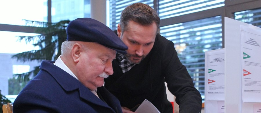 Dokumenty Instytutu Pamięci Narodowej dotyczące Lecha Wałęsy mają zerową wartość, bo wszyscy wiedzą, że były podrabiane - uważa syn byłego prezydenta, europoseł Jarosław Wałęsa. W jego ocenie cała sprawa to zamówienie polityczne. "Zniszczyć mojego ojca nie będą w stanie, ale będą próbowali" - podkreślił europoseł.