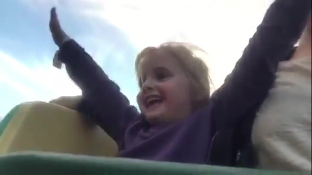 Podczas zwiedzania Disneylandu w Kalifornii, kilkuletnia Kira pierwszy raz w życiu odbyła przejażdżkę kolejką górską. Jej reakcja nie mogła być inna. Strach szybko ustąpił miejsca ekscytacji i radości.  