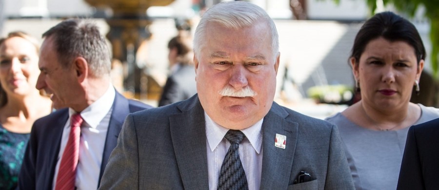 „Lech Wałęsa będzie teraz w bardzo trudnej, osobistej sytuacji. Ja się wręcz trochę boję o jego życie, bo już miał kłopoty z sercem. A tacy ludzie, jak my, bardzo źle przezywają tego typu zarzuty” – mówi gość Kontrwywiadu RMF FM, były opozycjonista Zbigniew Bujak, pytany przez słuchaczy o byłego prezydenta. „Wałęsa jest silną osobowością, a tego typu osobowości źle znoszą obok siebie inne silne osobowości. Dlatego Wałęsa na dystans trzymał innych ludzi, w tym mnie” – uważa Bujak. Pytany o to, czy były prezydent, tuż po zakończeniu prezydentury, powinien ujawnić informacje o sobie, odpowiada: „Nie robi się tego w otoczeniu kapciowych, tylko innych słynnych osobowości”. Bujak dodaje, że Wałęsa pozostaje dla niego „wielkim przywódcą” tamtego czasu, „ze wszystkimi osobistymi słabościami”. Zdaniem byłego opozycjonisty teczka Lecha Wałęsy „jest narzędziem walki o władzę i takim narzędziem pozostanie”.