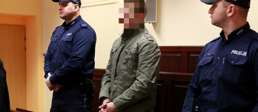 W Sądzie Okręgowym w Płocku rozpoczął się proces Damiana Ch. oskarżonego o usiłowanie zabójstwa dwójki policjantów. W chwili zdarzenia Damian Ch. miał 15 lat. Sąd uznał wcześniej, iż może on odpowiadać za napaść na funkcjonariuszy, jak dorosły.