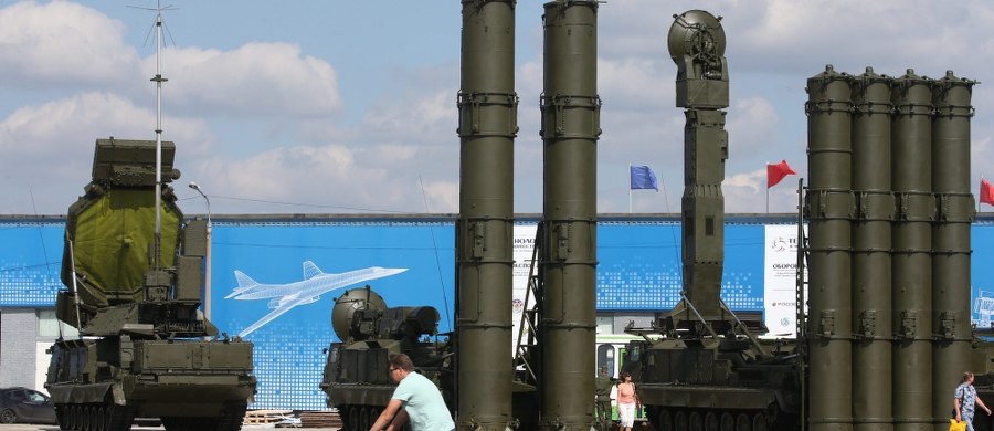 Budżet Ministerstwa Obrony Federacji Rosyjskiej na 2016 rok zostanie obcięty o 5 proc. - poinformował dziennik "Wiedomosti", powołując się na źródło zbliżone do tego resortu. Wszystko przez recesję, w której pogrąża się gospodarka Rosji.