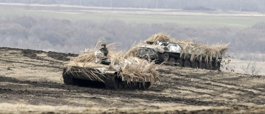 Wywiad wojskowy Ukrainy poinformował, że doradca prezydenta Rosji Władisław Surkow odwiedził niedawno opanowane przez separatystów tereny Donbasu, gdzie omawiał przygotowania do wyborów w samozwańczych republikach oraz nasilenie działań zbrojnych.