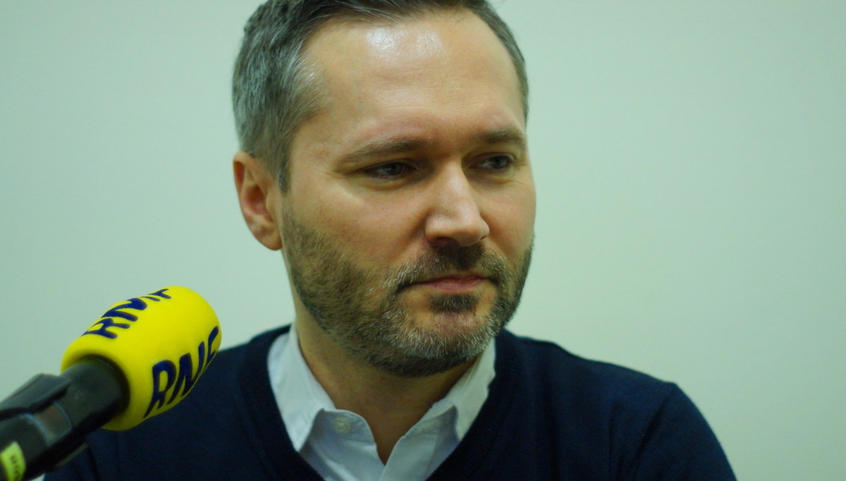 "W tej chwili mojego ojca czołga się przez naprawdę najgorsze łajno i to jest niewybaczalne. To jest chyba nasza przypadłość narodowa, że nie potrafimy szanować naszych bohaterów. Piłsudski przechodził przez to samo, w tej chwili mój ojciec przechodzi przez to samo. Może dopiero po śmierci ojca postawimy mu kilka zasłużonych pomników" - mówi Gość Krzysztofa Ziemca w RMF FM, syn byłego prezydenta i europoseł PO Jarosław Wałęsa. Chodzi o dokumenty, wskazujące na współpracę Wałęsy z SB, które znaleziono w domu wdowy po gen. Kiszczaku. Pytany o to, czy w domu rodzinnym rozmawia się na temat przeszłości Wałęsy, odpowiada: "Ojciec czuje się tak zaszczuty, że nawet rozmawiając ze mną, próbuje się tłumaczyć jakby to robił z obcym człowiekiem". "On chce o tym rozmawiać, a ja tłumaczę, że nie musi się tłumaczyć w domu rodzinnym ze swoich decyzji z tamtych dni" - dodaje Wałęsa. Były prezydent powinien był przeprosić? "Ja kategorycznie mówię: nie! Jeżeli on w tamtym momencie podpisuje jakiś świstek tylko po to, żeby wyjść na zewnątrz, żeby być znowu ze swoją rodziną, żeby ochronić swoje życie i zdrowie, no to nigdy nie powinniśmy wymagać od takiego człowieka, żeby on za coś takiego przepraszał" - uważa gość RMF FM. Pytany o zachowanie żony generała odpowiada: Jej motywy są niejasne, a będąc żoną Kiszczaka na pewno przesiąkła pewną ideologią". Zdaniem Wałęsy wdowa po generale mówi "absurdalne rzeczy". Gość RMF FM dodaje, że te dokumenty nie mają dla niego żadnej wartości.
