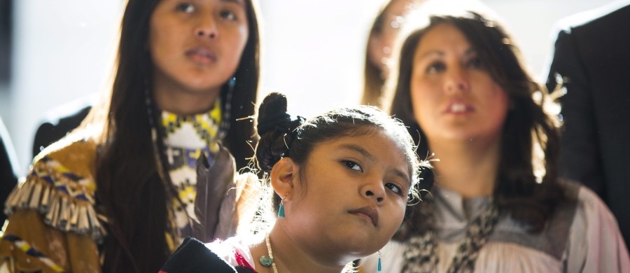 Indianki stanowią 4,3 proc. mieszkańców Kanady, ale są ofiarami aż 16 proc. zabójstw popełnianych w tym kraju na kobietach. W najbliższych miesiącach zacznie się dochodzenie w tej sprawie, którego od lat domagali się Indianie i Inuici. Missing and Murdered Indigenous Women (ang. Zaginione i zamordowane kobiety rdzennych narodów), w skrócie MMIW - tak określa się problem, którego wyjaśnieniem nikt w Kanadzie dotychczas się nie zajął.