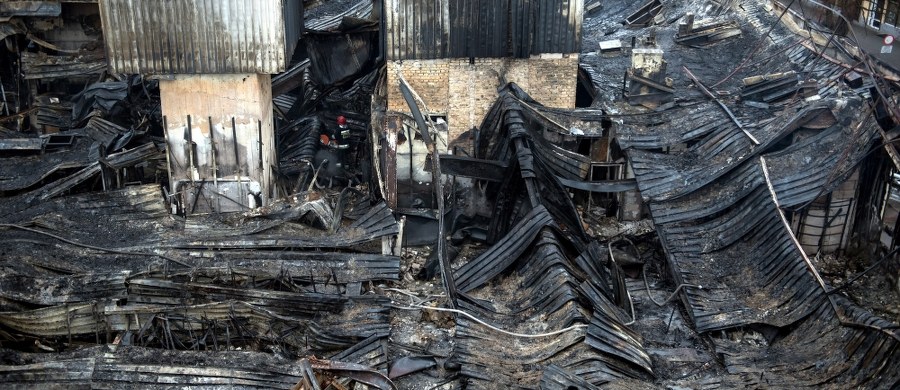 „Najprawdopodobniej cały budynek trzeba będzie rozebrać" – mówią policjanci o galerii handlowej, która wczoraj w nocy spłonęła w Tczewie w województwie pomorskim. W najstarszym takim obiekcie w mieście zawalił się dach, doszczętnie spłonęło pierwsze piętro. 