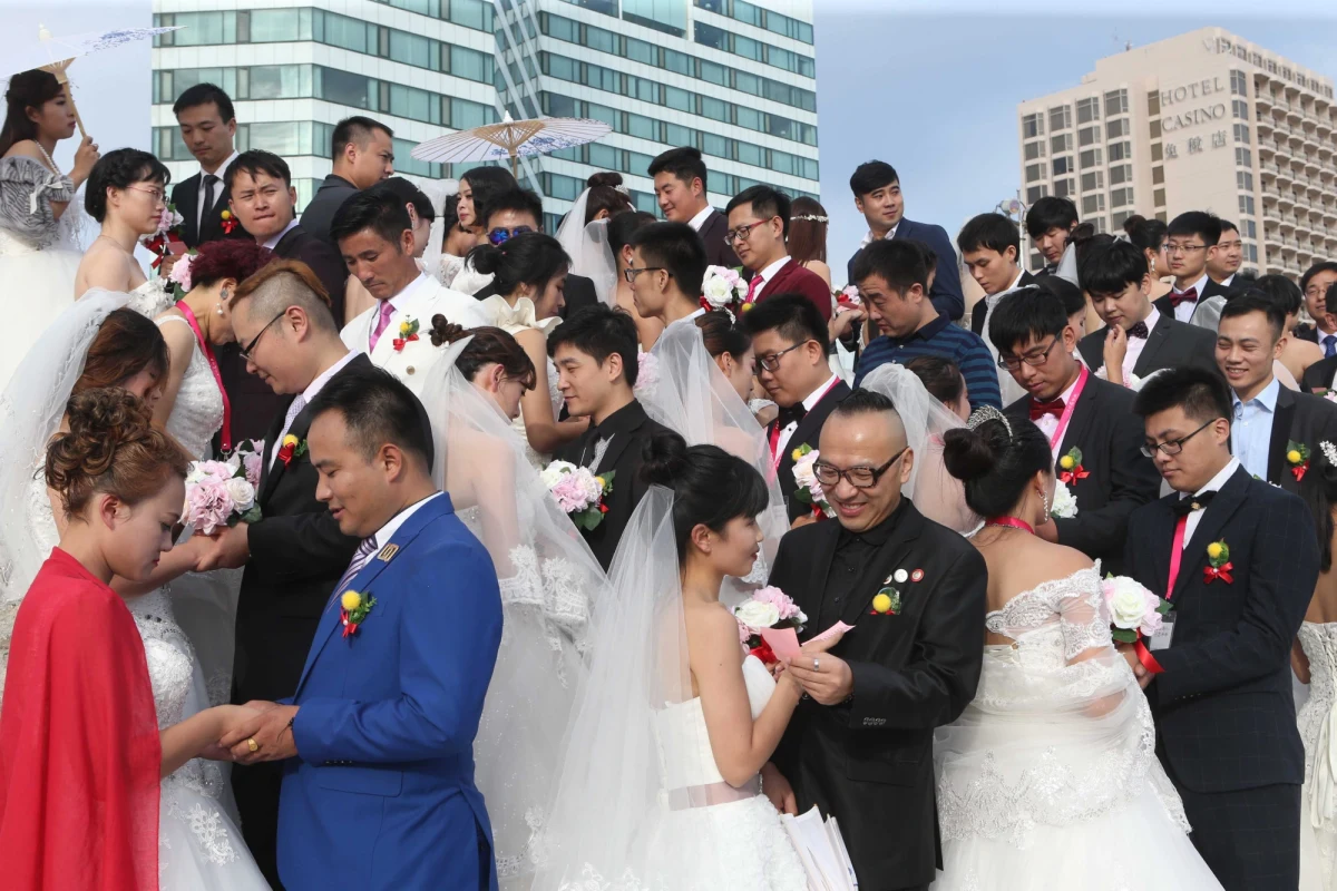 Ok. 3 tys. par - wyznawców tzw. Kościoła Zjednoczeniowego, znanego także jako sekta Moona - wzięło udział w Korei Płd. w zbiorowej ceremonii zaślubin. Kolejne 12 tys. par na całym świecie pobrało się podczas tej uroczystości za pośrednictwem internetu.