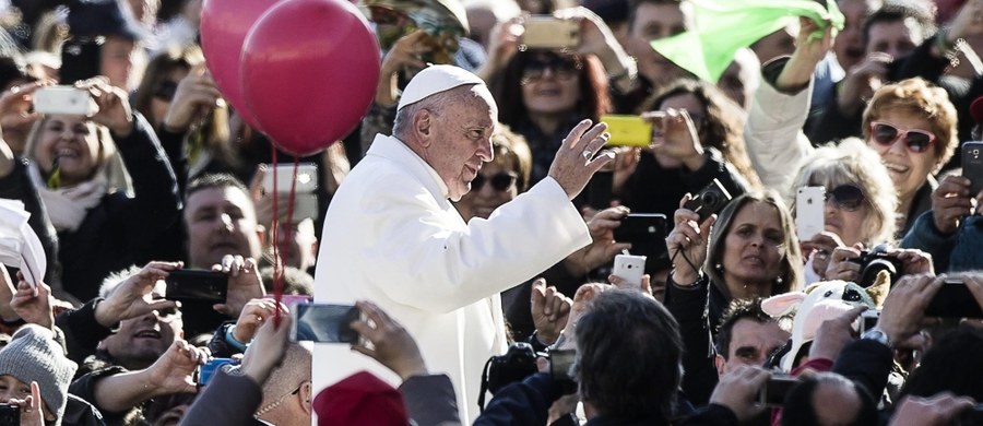 Papież Franciszek podczas nadzwyczajnej audiencji generalnej w sobotę z okazji Roku Świętego apelował, by przywracać nadzieję ludziom ubogim i pozbawionym godności, więźniom, chorym i grzesznikom. To są, dodał, konkretne gesty miłosierdzia i zaangażowania.