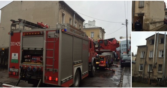 Śmiertelny pożar przy ulicy Chłodnej w Lublinie. Nie żyje około 50-letni mężczyzna, który mieszkał na poddaszu budynku. Strażacy oddymiają w tej chwili piętrową kamienicę. 