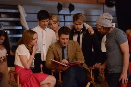 Zdjęcie ilustracyjne Glee odcinek 19 "Bal z dinozaurami"