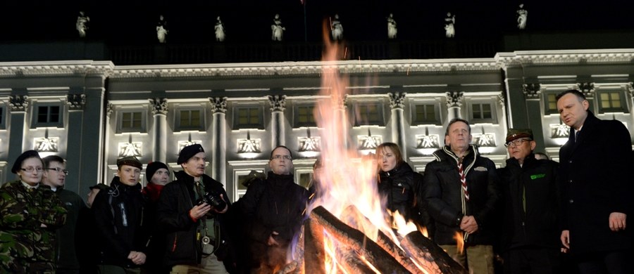 Bardzo dobrze, że prezydent Andrzej Duda w niezwykle uroczystej formie objął  dzisiaj, w przeddzień Dnia Myśli Braterskiej, honorowy patronat nad wszystkimi organizacjami harcerskimi w Kraju i na Uchodźstwie, wygłaszając przy tej okazji jedno ze swoich najlepszych przemówień, które śmiało można nazwać piękną gawędą.