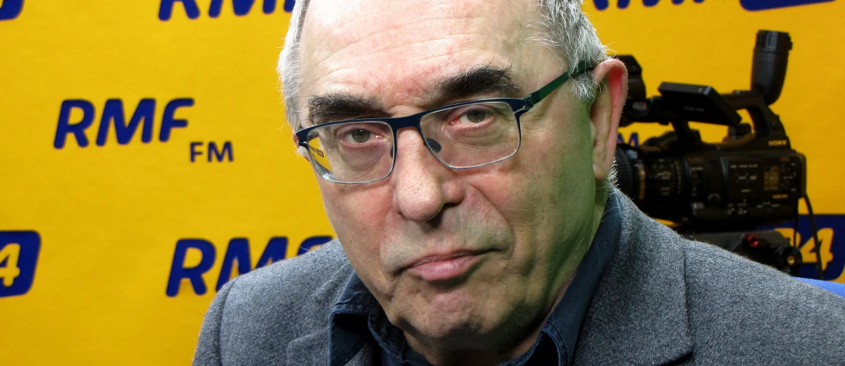 "Wiedziałem o współpracy Wałęsy z SB od listy Macierewicza. To wczesny okres III RP, ale już w czasach Solidarności ludzie z jego środowiska, kierowani nienawiścią, opowiadali o nim, jako o agencie. Brałem pod uwagę, że Wałęsę złamano, ale to, czego dokonał w roku 80. było tak wielkie, że współpraca nie miała żadnego znaczenia" - mówi gość Kontrwywiadu RMF FM, prezes Fundacji im. Stefana Batorego Aleksander Smolar. Jego zdaniem współpraca byłego prezydenta "w żadnym wypadku go nie eliminuje, bo stał się symbolem Polski". Gość RMF FM dodaje, że najważniejsze jest, jak później ludzie z tego wychodzą. "Wałęsa w latach 80. zdał taki egzamin" - ocenia Smolar. "Uważam, że epizod Lecha Wałęsy powinien być umieszczony w podręcznikach, żeby pokazać skomplikowanie losów i dramatyzm. To droga człowieka ze wsi - którego umiejętności czytania i pisania były bardzo ograniczone - do salonów świata. To piękna historia, w której były potknięcia" - mówi gość Kontrwywiadu. Zdaniem Aleksandra Smolara Wałęsa nie pasował do roli prezydenta, a jego prezydentura to potwierdziła. "Jego rozbuchane ambicje pchały go w tym kierunku, a Kaczyński był wśród tych, którzy go popychali do tego" - uważa gość RMF FM. Dodaje, że to, co szef MSZ i prezydent mówili na temat byłego prezydenta "jest niesłychane, a Waszczykowski jest groteskowy". Gra polityczna wokół teczki? "Toczy się. Jednym z najważniejszych wymiarów rewolucji, którą Kaczyński wykonuje kosztem Polski, jest rewolucja nihilizmu" - odpowiada Smolar. Jego zdaniem "chodzi o niszczenie wszystkich ludzi, którzy byli związani z wielkim okresem, 27 latami wielkich osiągnięć i bólu". Smolar uważa, że zamieszanie wokół Lecha Wałęsy "może mieć pozytywny wpływ na formowanie się kultury demokratycznej w Polsce i uczyć, że ludzie są złożeni".
