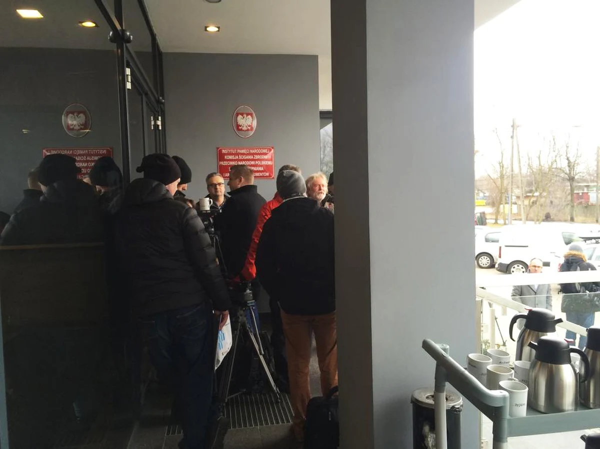 W samo południe Instytut Pamięci Narodowej opublikuje pierwszy pakiet dokumentów zabezpieczonych w zeszłym tygodniu w domu gen. Czesława Kiszczaka. Materiały będą dostępne w czytelni IPN przy ul. Kłobuckiej 21 w Warszawie na razie dla dziennikarzy i naukowców. Od środy wgląd w dokumenty będzie możliwy również w czytelniach w oddziałach i delegaturach IPN.