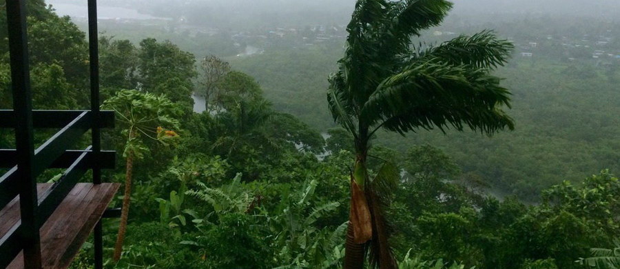 Co najmniej 29 osób zginęło z powodu cyklonu Winston, który w ostatni weekend przeszedł nad Fidżi - podały władze tego wyspiarskiego kraju na Pacyfiku. Żywioł spowodował ogromne zniszczenia.