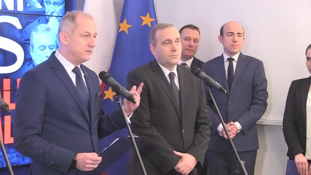 PiS nie realizuje obietnic, a Polska tonie w chaosie - tak 100 dni rządu Beaty Szydło oceniają politycy PO. W środę PO ma złożyć wniosek o wyrażenie wotum nieufności szefowi MSWiA Mariuszowi Błaszczakowi, który - według Platformy - "jest symbolem tych 100 dni nieudolności".
