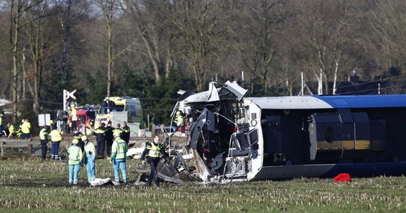 Jedna osoba zginęła, a wiele zostało rannych w wypadku niedaleko miasteczka Dalfsen na północnym wschodzie Holandii. Pociąg osobowy uderzył w dźwig obsługowy i wykoleił się.