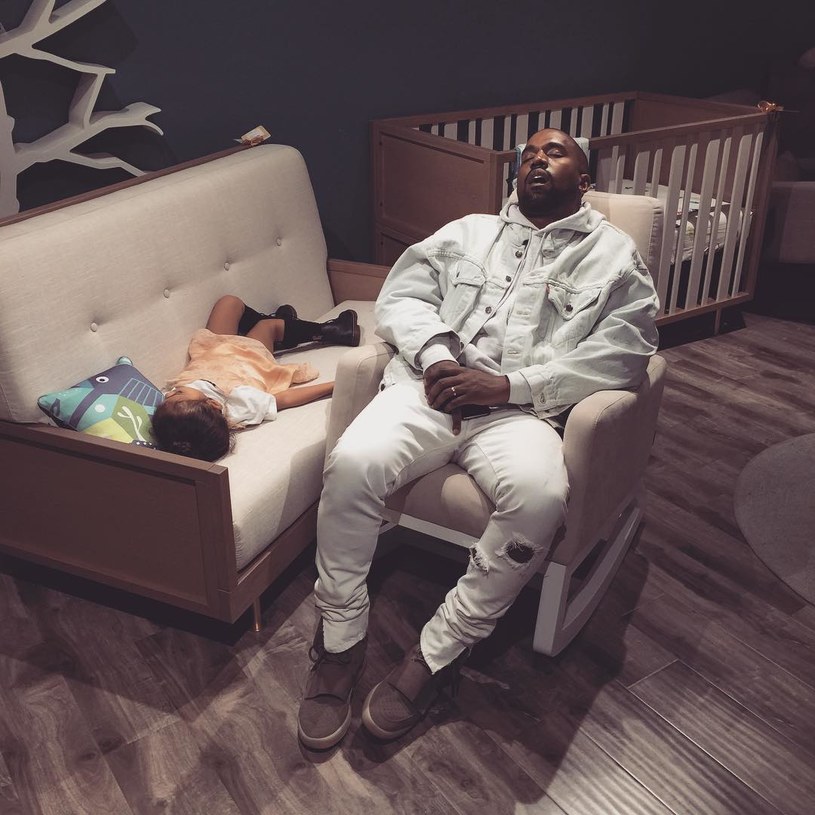 Kim Kardashian na swoim Instagramie po raz pierwszy pokazała zdjęcie synka Sainta. Ponadto uwieczniła na fotografii śpiącego Kanye Westa. Zdjęcie szybko zrobiło furorę w sieci. 