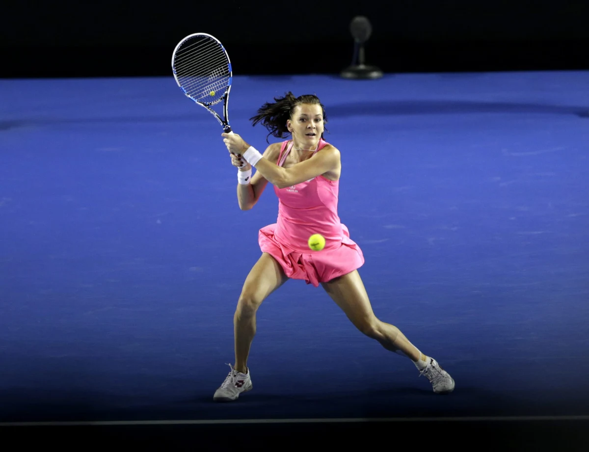 Rozstawiona z numerem trzecim Agnieszka Radwańska wygrała z Ukrainką Kateryną Bondarenko 6:4, 6:4 w drugiej rundzie turnieju tenisowego WTA w Dausze. O ćwierćfinał powalczy z Jeleną Jankovic lub Monicą Niculescu. 