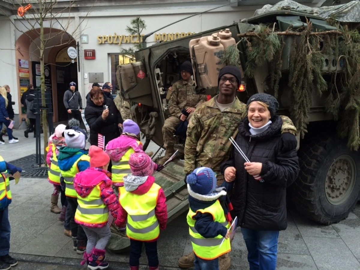 Około 30 pojazdów wojskowych armii amerykańskiej w trzech kolumnach w ramach operacji „Knightrider” przemieszcza się po Polsce. Dziś „Rajd Rycerzy” dotarł do Łodzi, gdzie na ulicy Piotrkowskiej można było oglądać na przykład transportery Stryker czy polski Wem. Nie brakowało chętnych, żeby spotkać się z Amerykanami, zrobić sobie pamiątkowe zdjęcia, czy zajrzeć do wnętrz pojazdów.