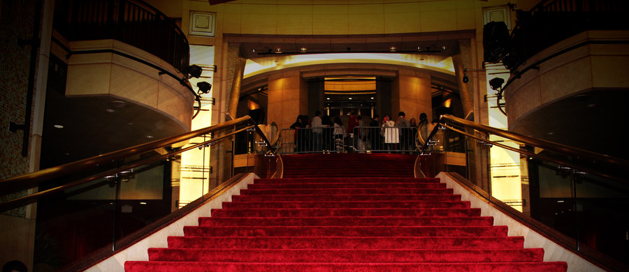 Od 14 lat przez jeden dzień w roku przed budynkiem przy Hollywood Boulevard w Los Angeles rozkładany jest czerwony dywan, a przez drzwi wkraczają gwiazdy filmu i muzyki światowego formatu. Od 2002 roku to właśnie na Dolby Theatre w Kalifornii skierowane są oczy filmowych fanów na całym świecie.