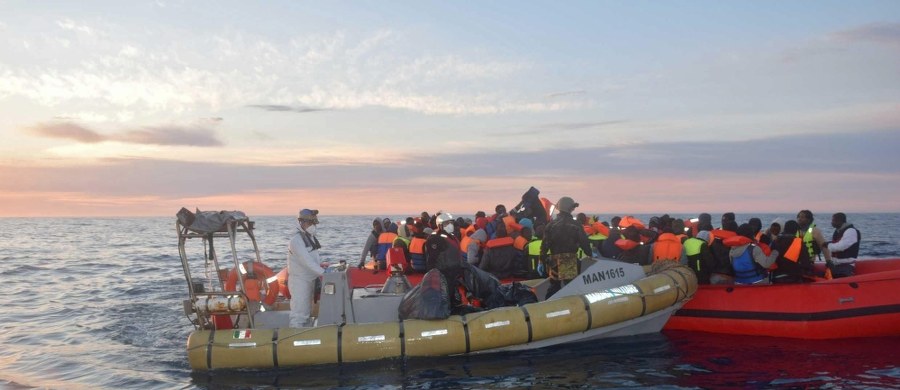 Okręty NATO, wysłane na Morze Egejskie, by wspomóc UE w rozwiązywaniu kryzysu migracyjnego, nie będą powstrzymywać i zawracać łodzi z uchodźcami - oświadczył sekretarz generalny Sojuszu Północnoatlantyckiego Jens Stoltenberg. Jednocześnie astrzegł, że okręty Sojuszu będą przestrzegać międzynarodowego prawa morskiego. Gdy znajdą się blisko tonącej łodzi z uchodźcami, to będą zobowiązane do udzielenia pomocy. 