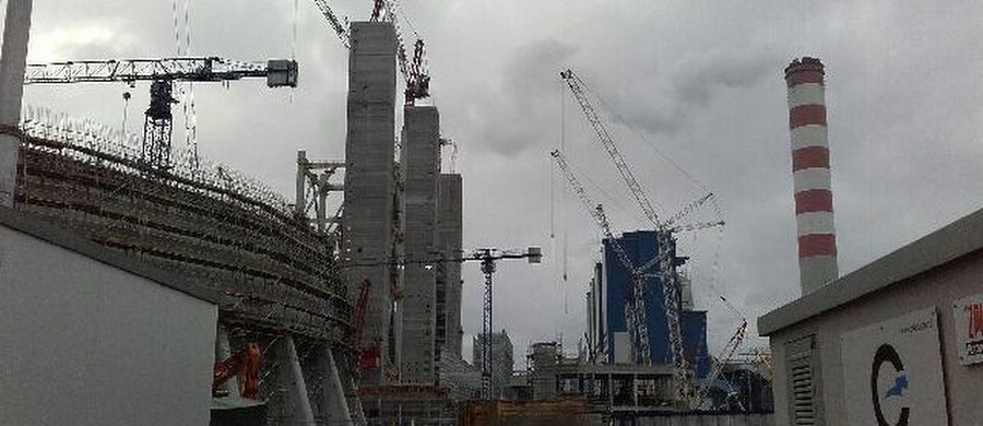 Nie żyje drugi mężczyzna, który pracował w koszu dźwigu na budowie elektrowni Opole w Brzeziu. Kosz wysięgnika zerwał się i dwaj mężczyźni spadli z wysokości kilkunastu metrów. Mężczyzna w poważnym stanie trafił do szpitala; niestety nie udało się go uratować. Jego kolega zginął na miejscu. Informację o wypadku otrzymaliśmy na Gorącą Linię RMF FM.