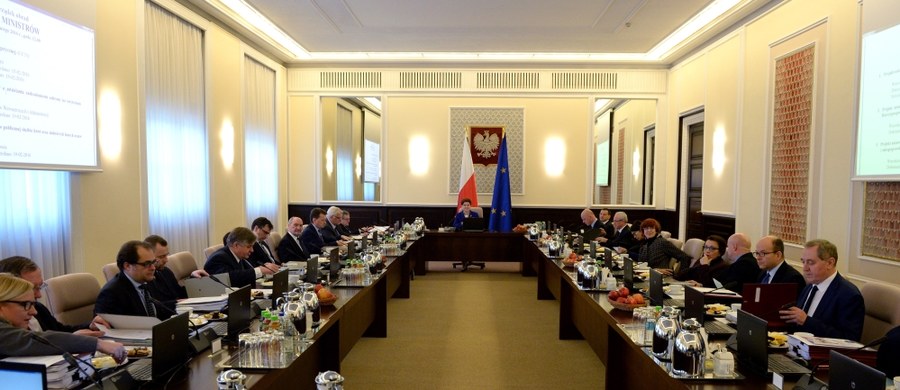 Początek działalności gabinetu Beaty Szydło to pod względem gospodarczym sporo przepychanek między ministrami i wiele sprzecznych komunikatów.