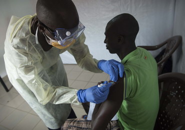 Ebola zabiła dwa razy więcej ludzi. Pochłonęła pieniądze potrzebne na leczenie innych chorych