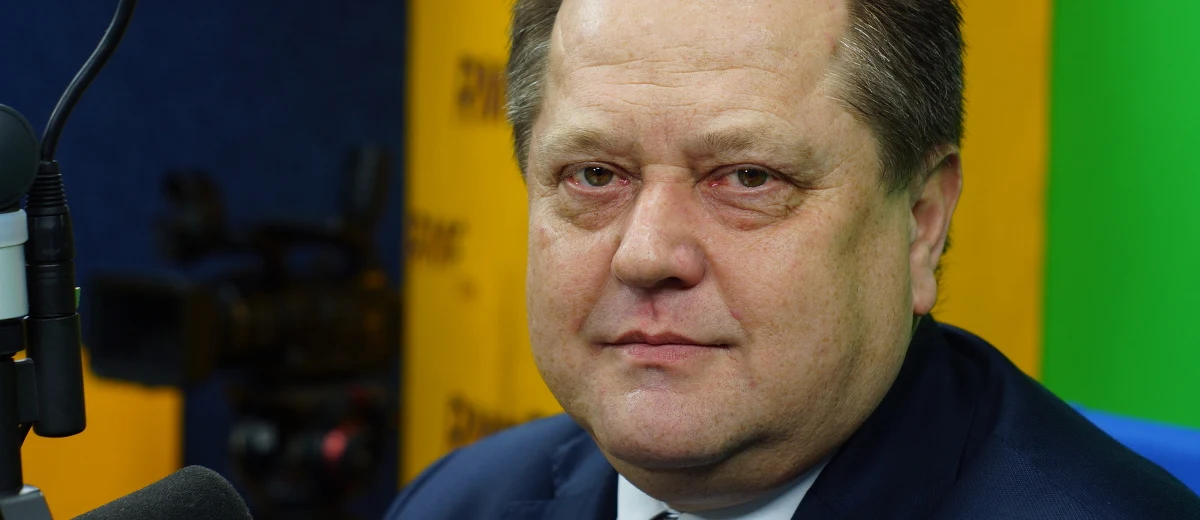 "Gdyby pan dziś mnie zapytał, czy dziennikarze byli podsłuchiwani, to odpowiedziałbym, że nie mogę powiedzieć z ręką na sercu, że nie byli. To, co wczoraj o podsłuchach powiedział minister Kamiński, to jest jego wiedza, ale jeśli się to potwierdzi, to znaczy, że jest coś na rzeczy" - mówi gość Kontrwywiadu RMF FM, wiceszef MSWiA Jarosław Zieliński. "Zostały przygotowane dwie części audytu w postaci dokumentu. Prokuratura podjęła swoją decyzję po zapoznaniu się z pierwszą częścią, drugą przekazaliśmy z własnej inicjatywy, ale i to jeszcze jest za mało. Sprawa podsłuchów wymaga dalszych badań" - uważa gość RMF FM. Pytany o to, kto podsłuchiwał dziennikarzy, odpowiada: "ja tego nie wiem. Wszystko wymaga wyjaśnienia". Czy komendant Maj i jego rozmowy z przełożonymi były podsłuchiwane? "Żyjąc w polskim państwie wszystko biorę pod uwagę, również i to. Nie mam pewności, że rozmowy nie były podsłuchiwane, ale byłbym bardzo zdziwiony" - mówi gość Kontrwywiadu. 