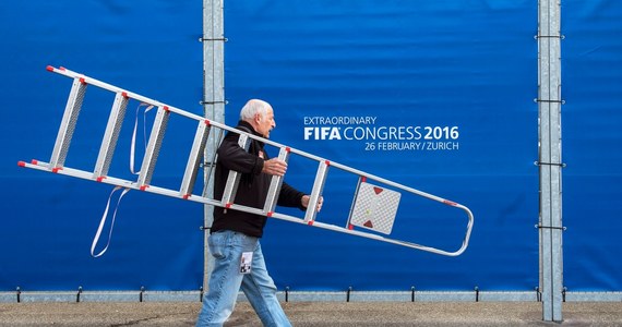 W piątek powinniśmy poznać nowego szefa Międzynarodowej Federacji Piłki Nożnej. O tytuł sternika światowej piłki ubiega się pięciu kandydatów. Wybory to efekt afery korupcyjnej, która wybuchła w połowie ubiegłego roku. Wtedy, tuż przed kongresem w Zurychu policja zatrzymała siedmiu czołowych działaczy FIFA i postawiła im zarzuty w związku z nadużyciami przy wyborze gospodarzy mistrzostw świata w 2018 i 2022 roku. 