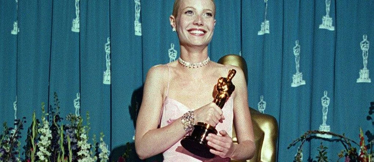 Suknie, które przechodzą do historii, smokingi, które zmieniają męskie sylwetki na nienaganne, a wszystko to na długim, czerwonym dywanie - to tam prezentują się aktorzy i artyści przed rozpoczęciem gali rozdania Oscarów. Ich kreacje często przechodzą do historii. "Pamiętna suknia różowa Ralpha Laurena, w której Gwyneth Paltrow odbierała Oscara, została natychmiast później okrzyknięta jedną z najbardziej znanych sukien" - przypomina w rozmowie z dziennikarzem RMF FM Romualdem Kłosowskim Tomasz Ossoliński, polski projektant i autor wielu kreacji, w których w Hollywood pokazywali się Polacy.