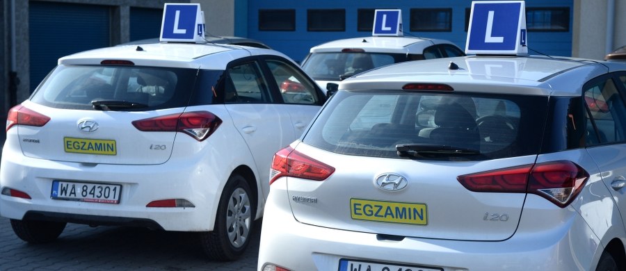 Mimo publikacji nowego rozporządzenia ponad pół tysiąca kandydatów na kierowców z Warszawy będzie mogło przystąpić do egzaminu dopiero w piątek. W czwartek rano niektóre Wojewódzkie Ośrodki Ruchu Drogowego wstrzymały egzaminy, bo dzień wcześniej wygasł stary dokument. 