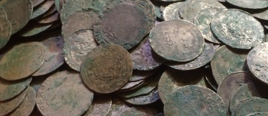 Dwadzieścia tysięcy złotych, to maksymalna wartość rynkowa skarbu z Wałbrzycha – monet znalezionych na obrzeżach miasta miesiąc temu. Opisanie i zbadanie ponad 1300 praskich groszy zajmie blisko dwa lata. Bezcenne dla historyków znalezisko już w średniowieczu miało ogromną wartość – przyznają specjaliści.