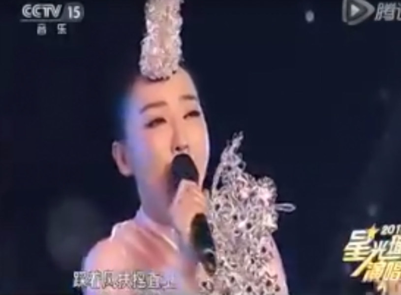 Chińska wokalistka zaliczyła wpadkę w programie na żywo. Oglądający jej występ łatwo mogli zorientować się, że artystka nie śpiewa, a udaje. Wszystko przez odwrócony mikrofon. 