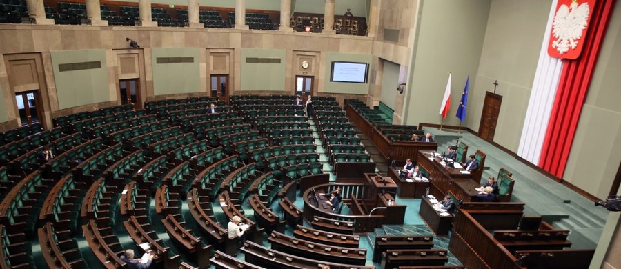 Wieczorem Sejm ma głosować nad tegorocznym budżetem. Znajdzie się tam zapis, że w tym roku budżet państwa zarobi na nowym podatku od sprzedaży dwa miliardy złotych. Już nawet Ministerstwo Finansów przyznaje, że to nieosiągalne.