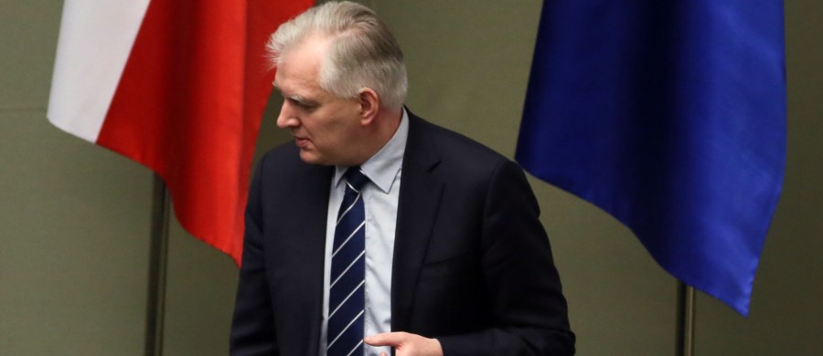 "Jarosław Gowin wyrasta na… lidera handlowców protestujących przeciwko projektowi ustawy o podatku od sprzedaży autorstwa resortu finansów" - pisze w piątkowym wydaniu "Dziennik Polski". "Ochrona interesów małych i średnich przedsiębiorstw oraz wsparcie dla rodzimego handlu były i są dla mnie jednymi z najważniejszych priorytetów politycznej działalności" - podkreśla wicepremier. 