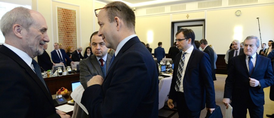 „PiS zawodzi sam siebie. Nie jest w stanie żadnej z obietnic, poza jedną, zrealizować. Dlatego, że one dotykają materii finansów i porządku prawnego” – mówi gość „Dania do Myślenia”, socjolog i historyk idei prof. Paweł Śpiewak. „Wojna ideologiczna, którą PiS w tej chwili rozpętał to już jest zarządzanie polityką za pomocą konfliktu” – uważa profesor. Jego zdaniem PiS od PO różni się porządkiem ideowym. Co dalej z Platformą Obywatelską? „Ten dinozaur jest skazany na wymarcie, albo na szybką transformację” – odpowiada gość RMF Classic. 