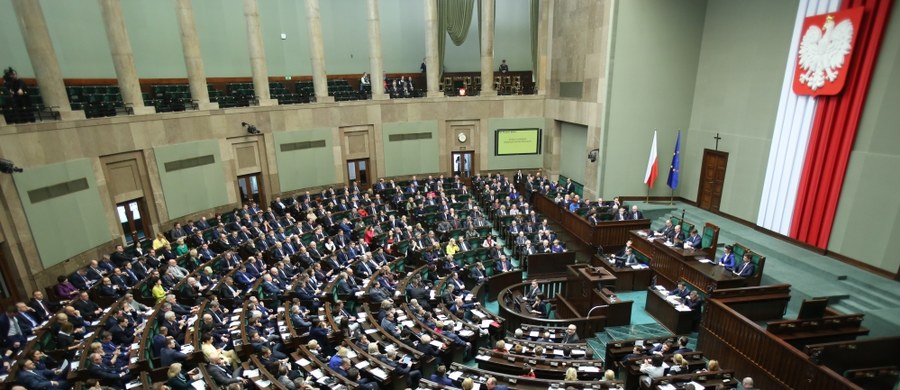 „Myślę, że dostaniemy mandat za 4 lata. Podchodzimy oczywiście z pokorą, ale patrząc na dość rozproszoną opozycję, bardzo krzykliwą, mało merytoryczną i mało konstruktywną, wszystko na to wskazuje, że to rozproszenie może być nadal” – mówi gość Kontrwywiadu RMF FM, szefowa Kancelarii Premiera Beata Kempa, w odpowiedzi na pytania słuchaczy. 