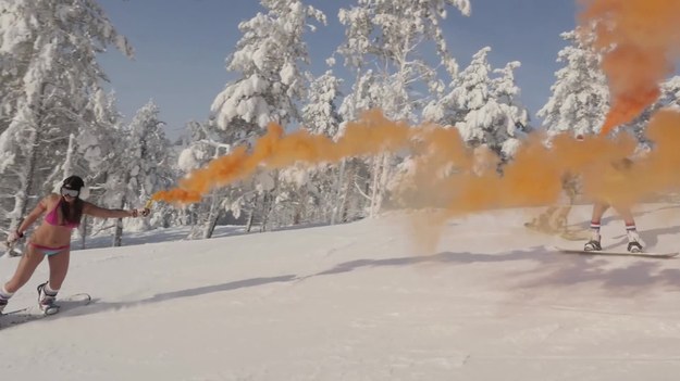 Piękne i odważne Rosjanki jeździły na snowboardzie, będąc ubrane jedynie w bikini. Nie straszny im był śnieg i mróz (temperatura na stoku sięgała -15 st C), jak same mówią, ogrzewała je adrenalina. Ich wyczyn, utrwalony na powyższym wideo, był elementem kampanii marketingowej jednego z narciarskich resortów w Chwałyńsku.