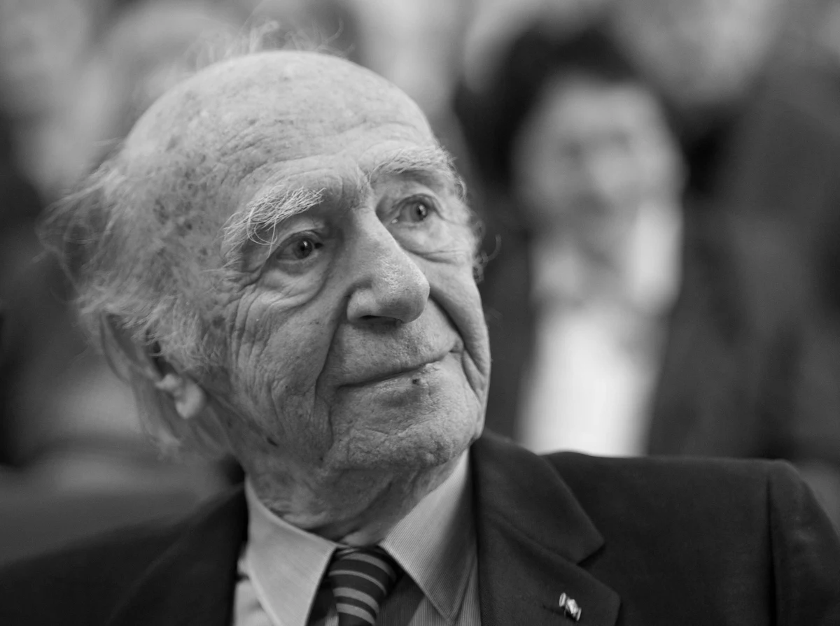 Wybitny tłumacz, propagator kultury polskiej w Niemczech, orędownik pojednania polsko-niemieckiego Karl Dedecius zmarł w piątek we Frankfurcie nad Menem - poinformował dziś Niemiecki Instytut Kultury Polskiej, którego Dedecius był założycielem.