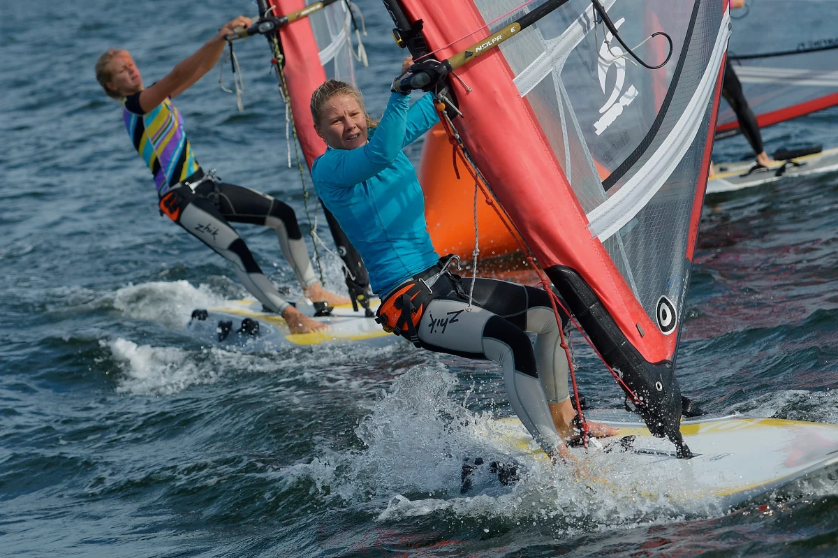 Małgorzata Białecka (SKŻ Ergo Hestia Sopot) wywalczyła w Izraelu złoty medal mistrzostw świata w windsurfingowej klasie RS:X! Dzień wcześniej krążek tego samego koloru zapewnił sobie Piotr Myszka (AZS AWFiS Gdańsk). Oboje szykują się do igrzysk olimpijskich.