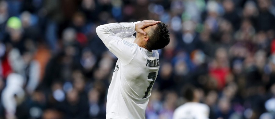 Prestiżową porażkę ponieśli w sobotnie popołudnie piłkarze Realu Madryt. Zajmujący 3. miejsce w tabeli "Królewski" przegrali na swoim stadionie z lokalnym rywalem i wiceliderem rozgrywek Atletico 0:1. Co więcej, podopieczni Zinedine'a Zidane'a nie zachwycili, choć mieli swoje okazje - pudłował m.in. Cristiano Ronaldo.