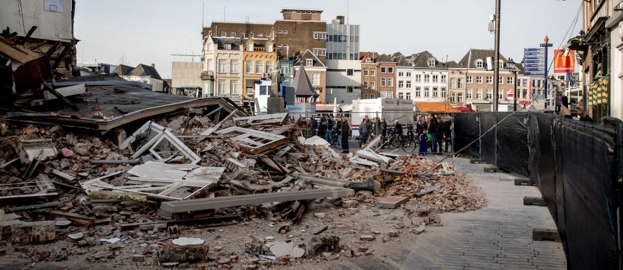 Całą noc trwało przeszukiwanie gruzów kamienicy, która w sobotę późnym wieczorem runęła w centrum holenderskiego miasta Den Bosch. W gruzach budynku nikogo nie znaleziono. Na razie nie wiadomo, dlaczego doszło do katastrofy. 